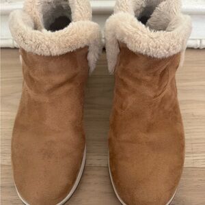 Clarks Women’s Suede Ankle Boots – Size 8 – Cozy Fur Lined – Tan